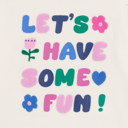 بيجاما باللون البيج ومُزينة...